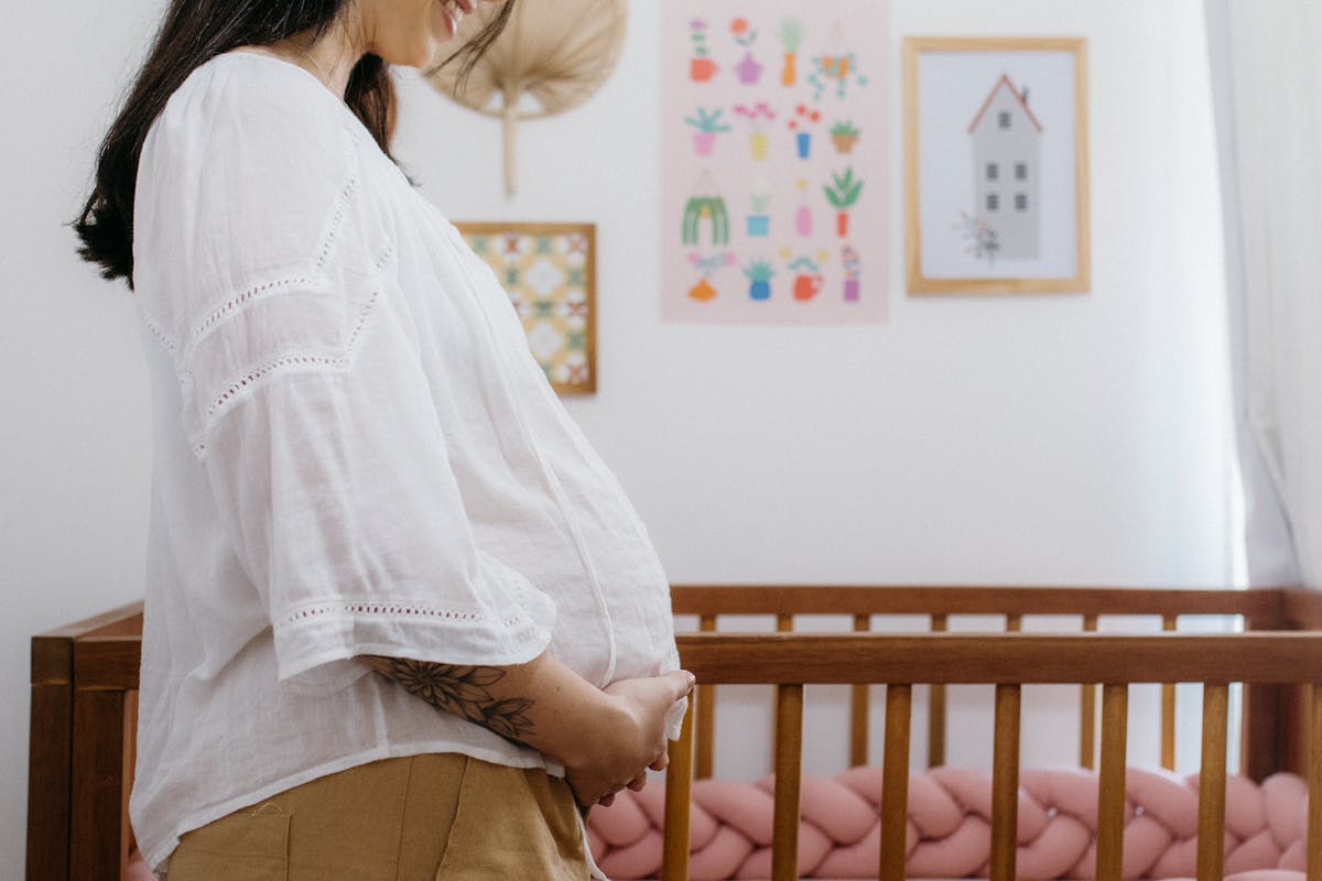 Mulher grávida acolhedora em ambiente familiar — imagem ilustrativa sobre ovulação e fertilidade