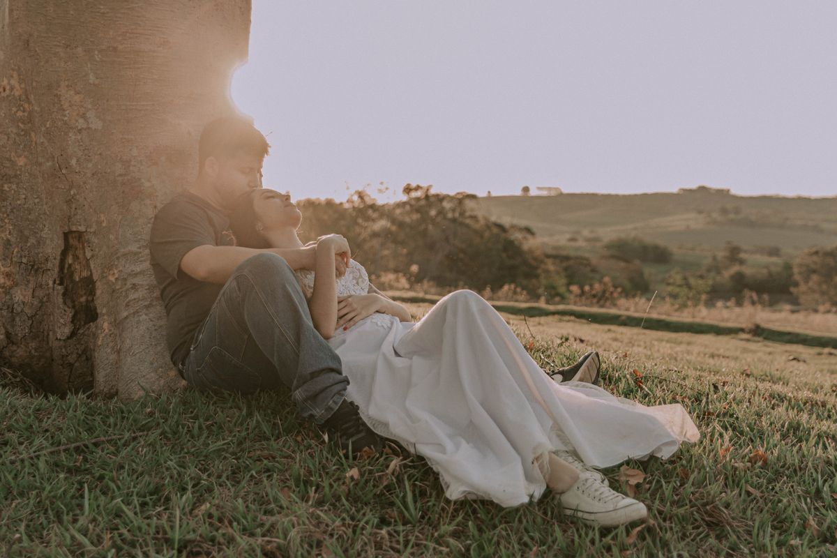 É possível engravidar com DIU — casal ao pôr do sol