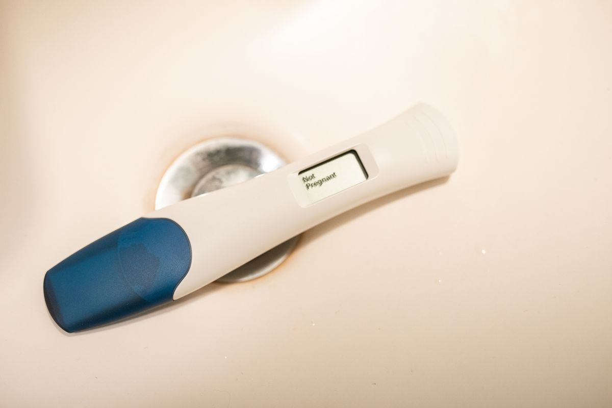 Teste de gravidez azul claro e branco — quando fazer e como interpretar o resultado